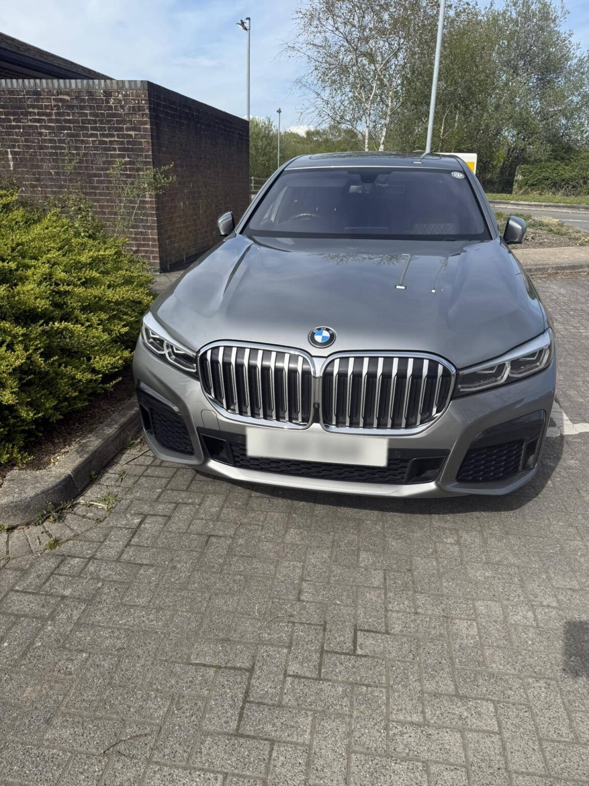 Front grille of a grey BMW 7 Series chauffeur car